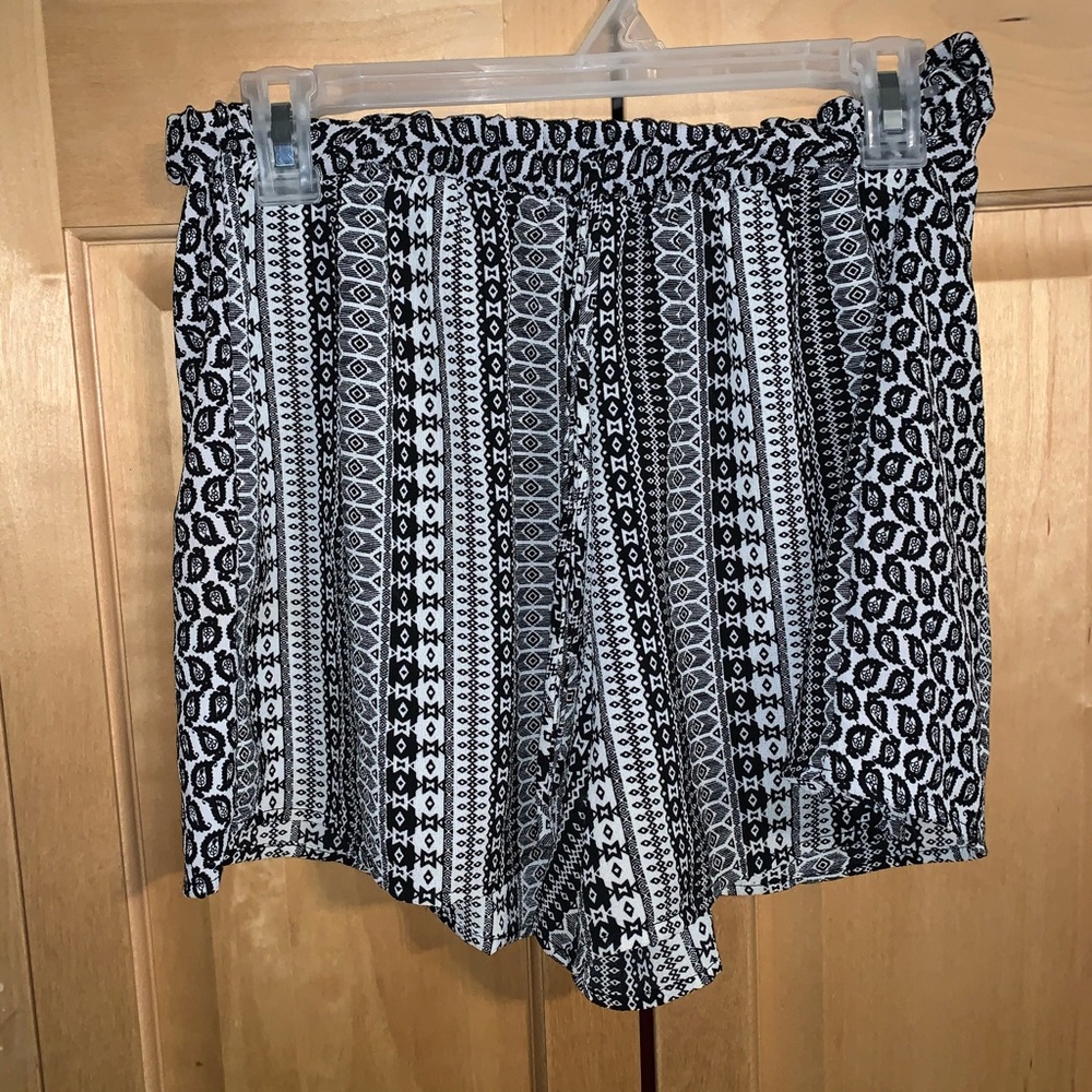 Super CUTE r2d Black patterned drawstring shorts